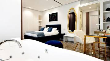 In-room safe, soundproofing, iron/ironing board, free WiFi