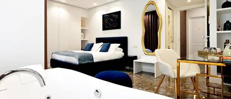 Deluxe Suite | In-room safe, soundproofing, iron/ironing board, free WiFi