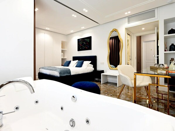 Suite – deluxe | Safe på rommet, lydisolert, strykejern/-brett og wi-fi (inkludert)