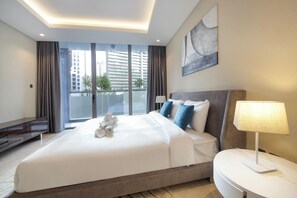 Ein modernes Hotelzimmer mit einem großen Bett, einem Nachttisch mit Lampe, Blick auf die Stadt durch große Fenster und einem Gemälde an der Wand.