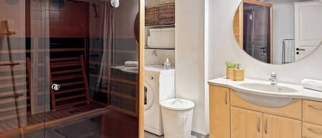 Apartment, 2 Bedrooms, City View | Bathroom