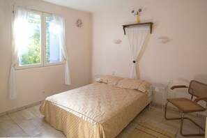 Iron/ironing board, Internet, bed sheets - Spacious French retreat with private pool & garden, in peaceful French village. (Raissac d'Aude)