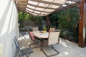 Outdoor dining - Spacious French retreat with private pool & garden, in peaceful French village. (Raissac d'Aude)