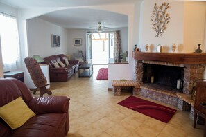 Living area - Spacious French retreat with private pool & garden, in peaceful French village. (Raissac d'Aude)