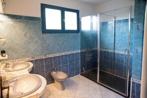 Shower, towels, soap, toilet paper - Spacious French retreat with private pool & garden, in peaceful French village. (Raissac d'Aude)