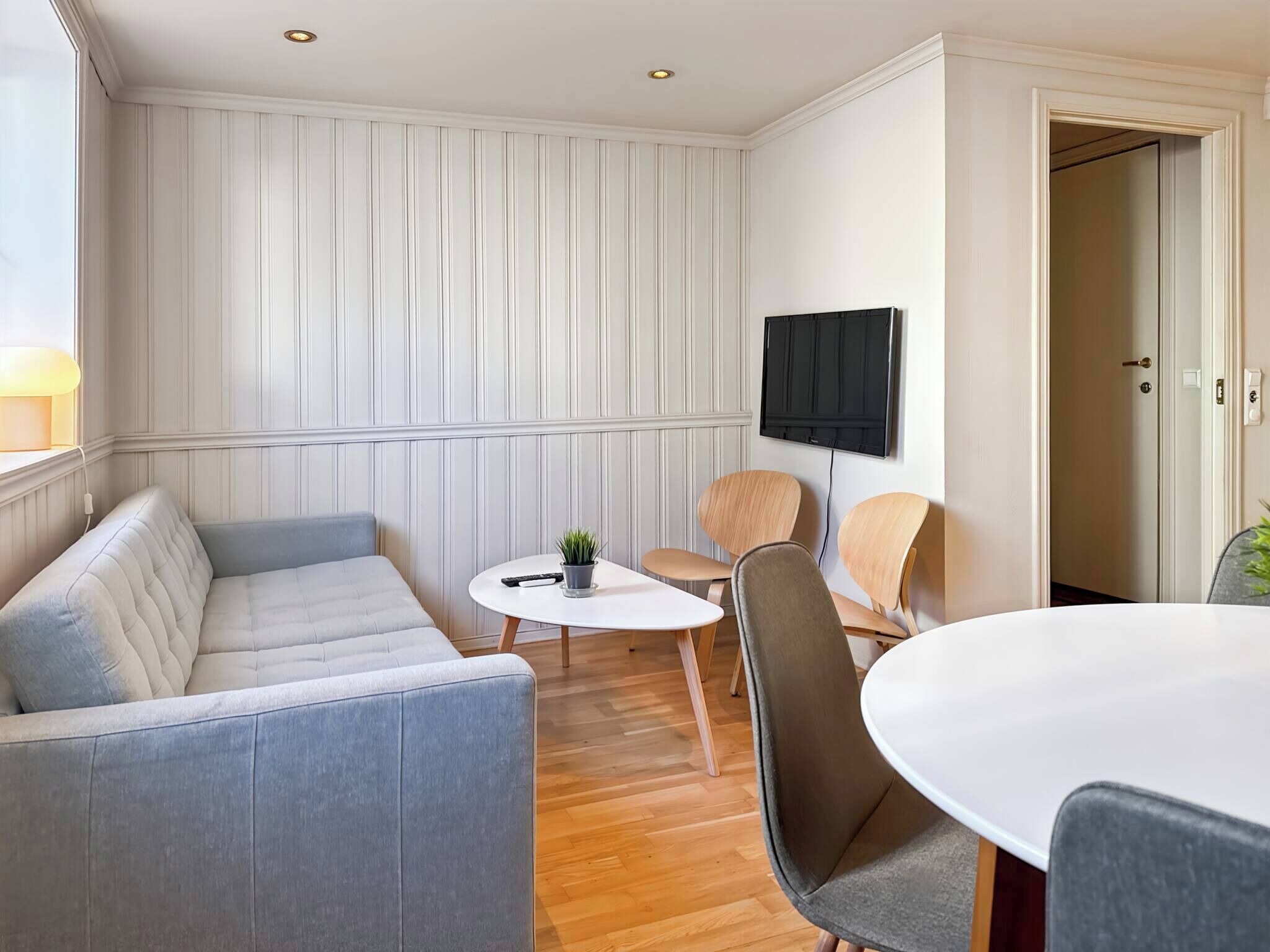 Hus, 2 soverom, tilgjengelighetstilpasset, balkong | Oppholdsrom | Bøker