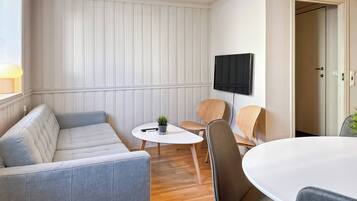 Hus, 2 soverom, tilgjengelighetstilpasset, balkong | Oppholdsrom | Bøker