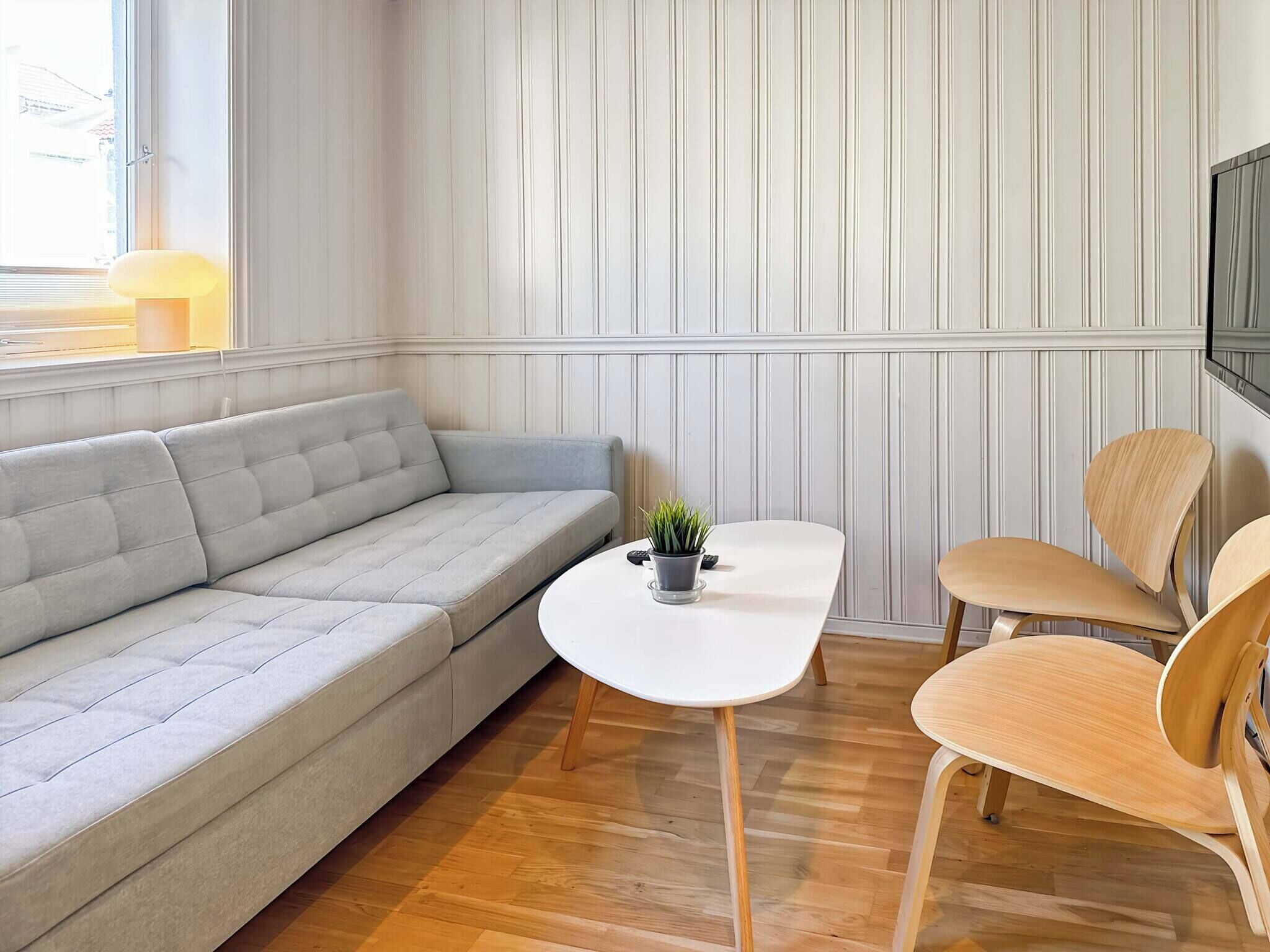 House, 2 Bedrooms, Accessible, Balcony | Living area | Books