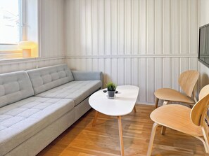 Huis, 2 slaapkamers, toegankelijk voor mindervaliden, balkon | Woonkamer | Boeken