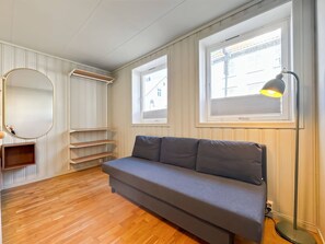 Hus, 2 soverom, tilgjengelighetstilpasset, balkong | Oppholdsrom | Bøker