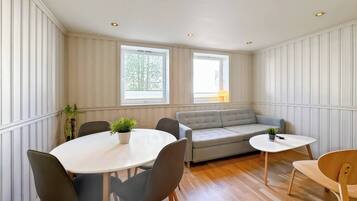 House, 2 Bedrooms, Accessible, Balcony | Living room | Books