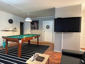 Games room - Stavanger BnB 15 Central Apartment With Private Sauna & Billiards (Stavanger)
