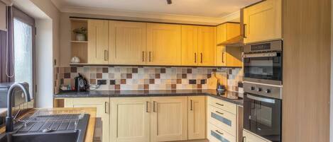 Lave-vaisselle, batterie de cuisine, vaisselle et ustensiles