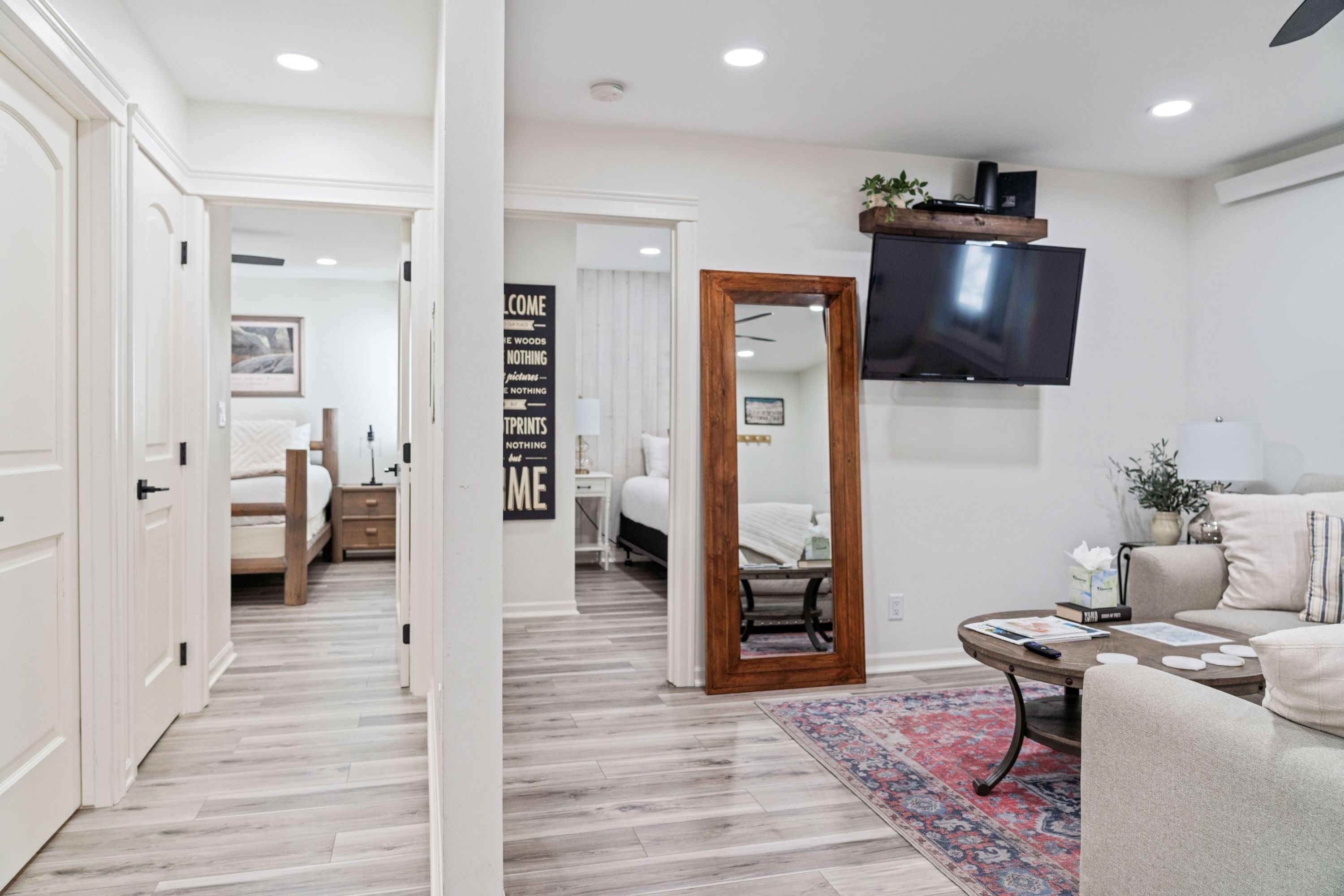 Escritorio, tabla de planchar con plancha, wifi gratis y ropa de cama 