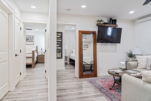 Bureau, fer et planche à repasser, Wi-Fi gratuit, draps fournis