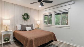 مكتب ومكواة/لوح كي وواي فاي مجانًا وملاءات أسرّة