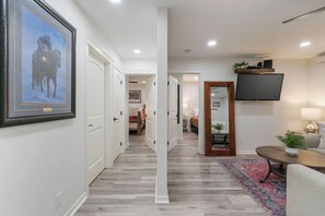 デスク、アイロン / アイロン台、WiFi (無料)、ベッドシーツ