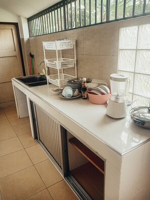 House, 3 Bedrooms, Mountain View | Private kitchen