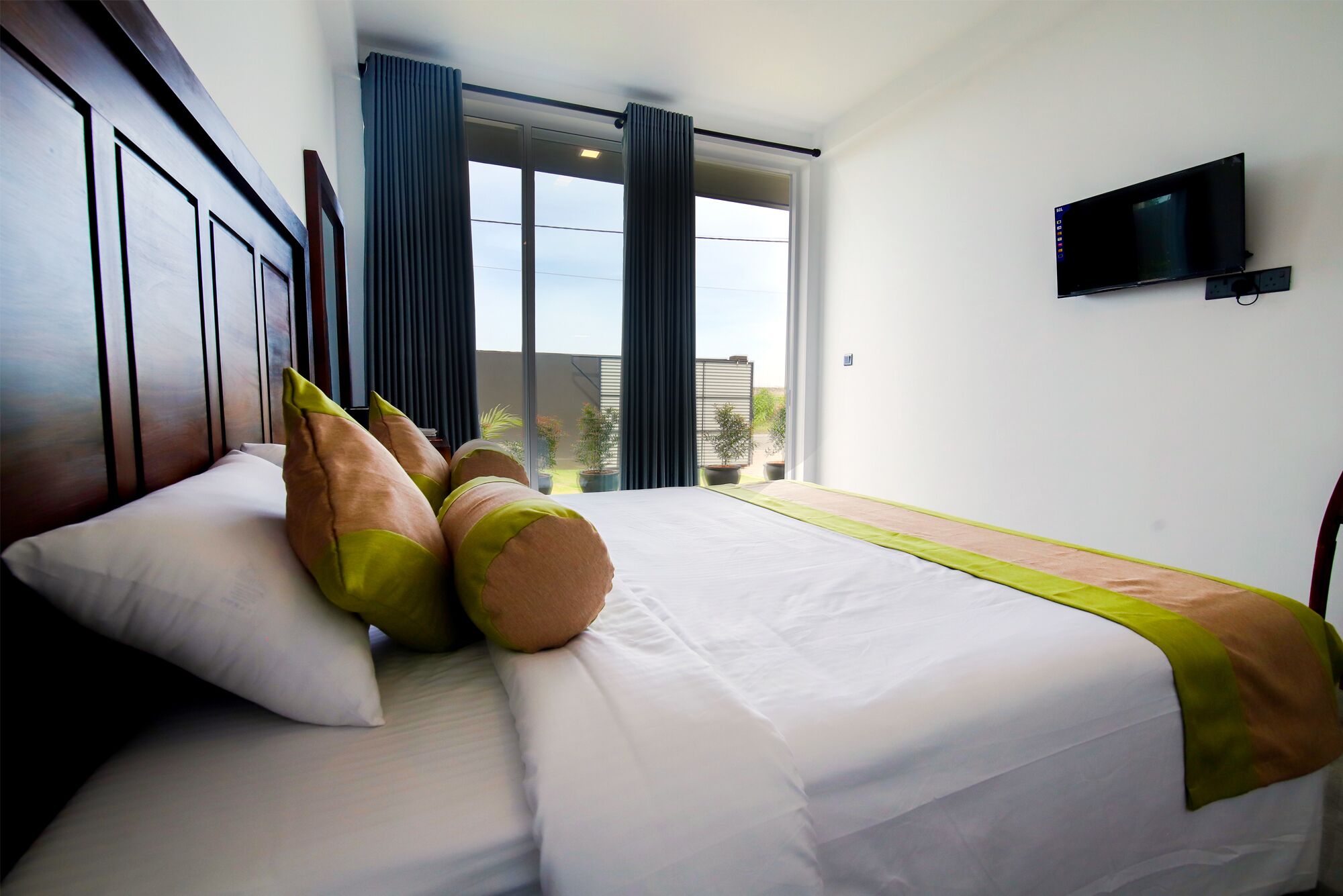 Deluxe tweepersoonskamer, balkon, uitzicht op zee | Een bureau, een laptopwerkplek, een strijkplank/strijkijzer, gratis wifi