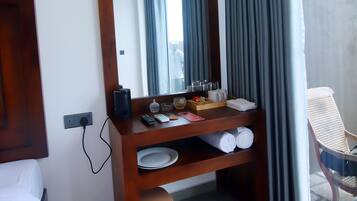 Bureau, espace de travail pour ordinateur portable