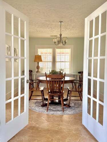 The Little House on Main. Timeless Southern Charm in the Heart of Parsons