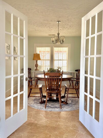 The Little House on Main. Timeless Southern Charm in the Heart of Parsons