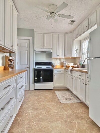 The Little House on Main. Timeless Southern Charm in the Heart of Parsons