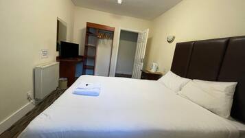 Habitación doble Confort, baño en la habitación | Tabla de planchar con plancha y wifi gratis