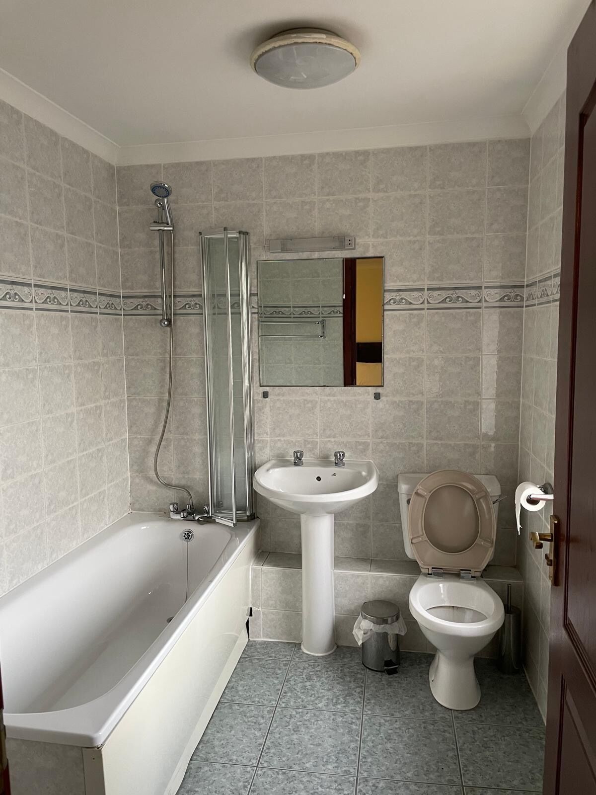 Un baño con bañera, lavabo e inodoro.