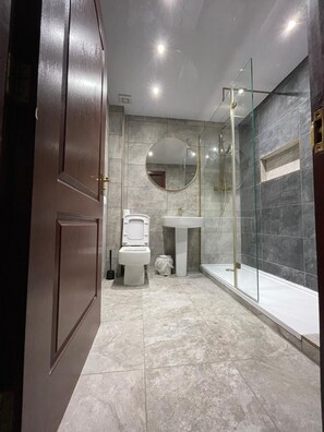 Comfort tweepersoonskamer, en-suite badkamer | Badkamer