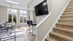 Interior - Central Raleigh 2BR - Walk to Shops & Dining (Raleigh)