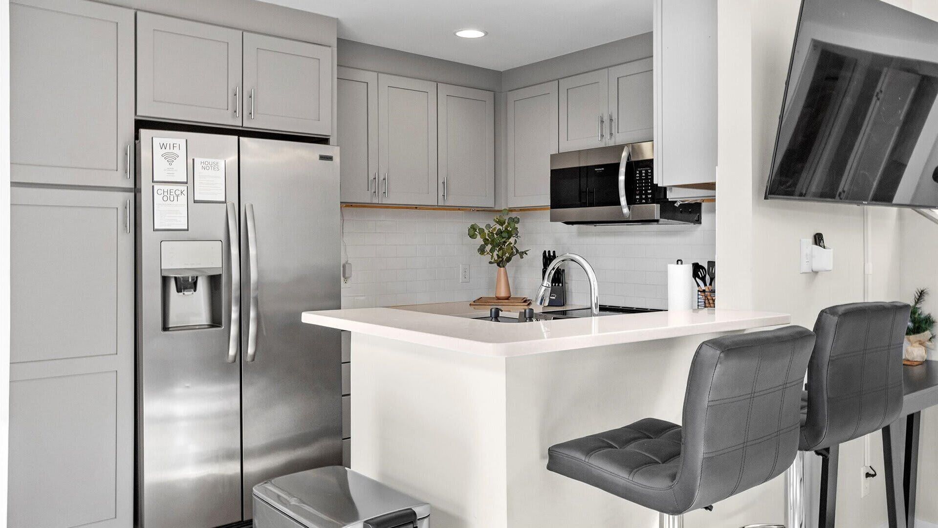 Een koelkast, een magnetron, een oven, een kookplaat