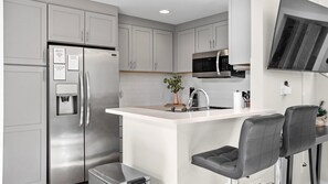 Een koelkast, een magnetron, een oven, een kookplaat