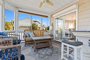 Outdoor dining - Bella Beach, Ocean Isle Beach (Ocean Isle Beach)