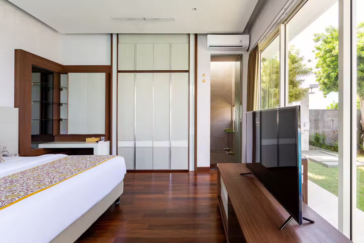 3 slaapkamers, een strijkplank/strijkijzer, wifi, beddengoed