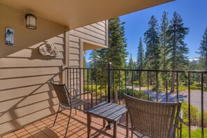 Terrace/patio - Wolf Den: 2  BR, 1.5  BA Townhouse in Carnelian Bay, Sleeps 5 (Carnelian Bay)