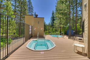 Bañera de hidromasaje al aire libre