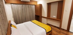 Cortinas blackout, insonorización y tabla de planchar con plancha 