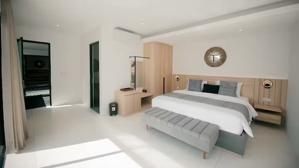 A modern bedroom with a large bed, bedside tables, a wardrobe, and a mirror. - SALE40% Seminyak Villa 3BR around ShiShi Nightclub (Seminyak)