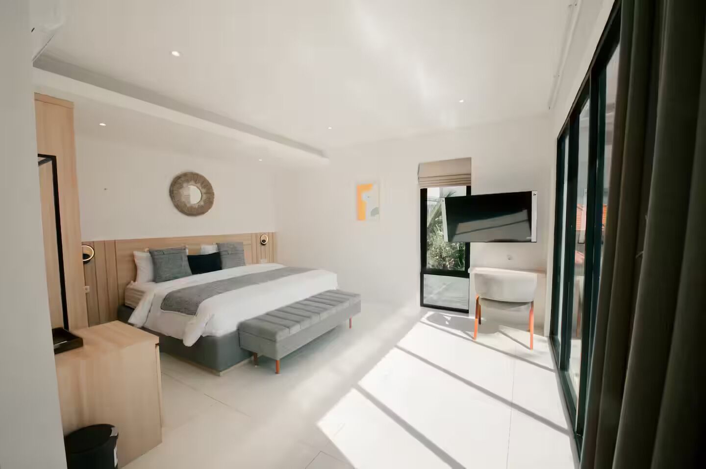 3 habitaciones, tabla de planchar con plancha, wifi y ropa de cama 