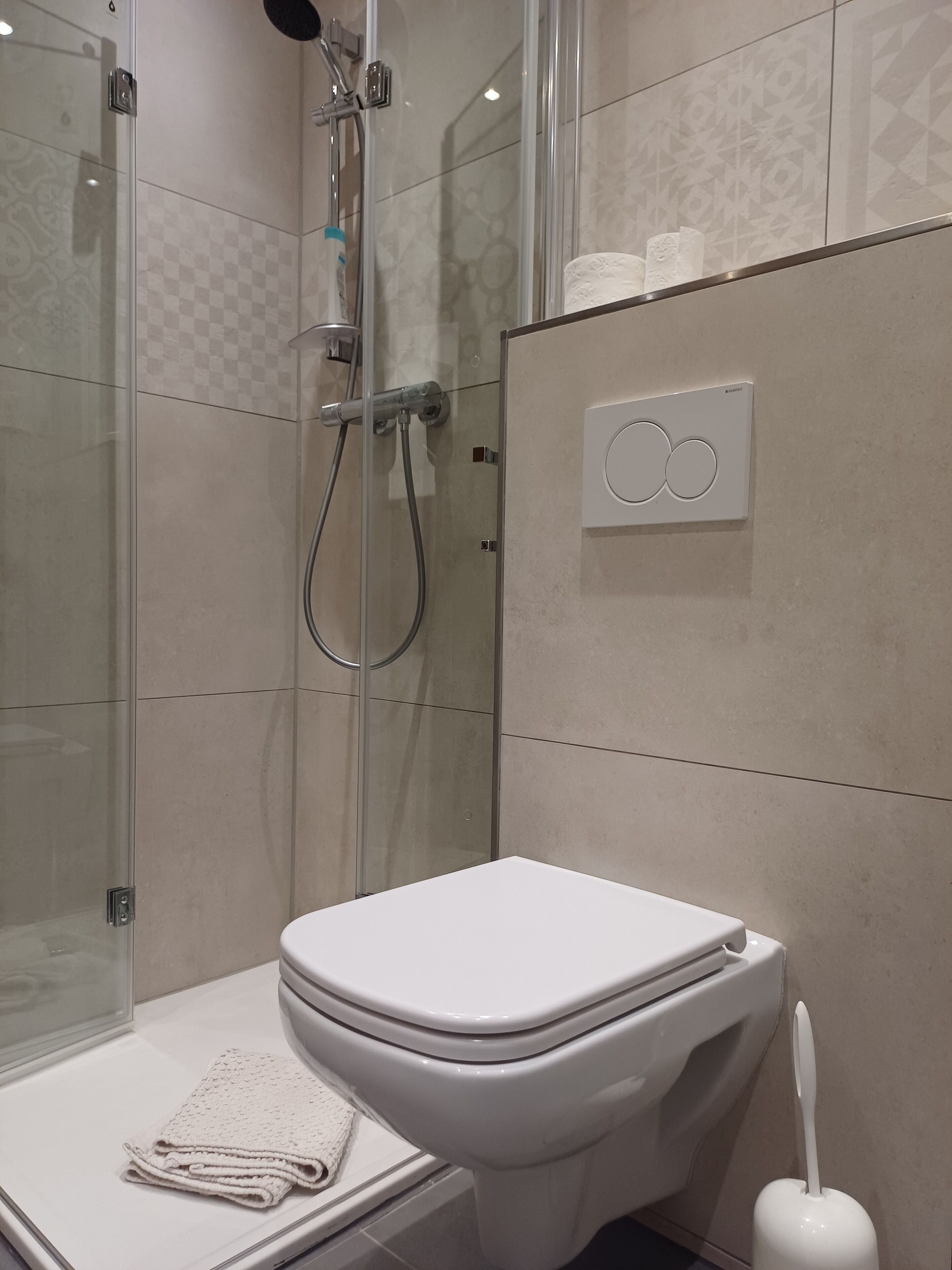 Dusche, Haartrockner, Handtücher, Seife