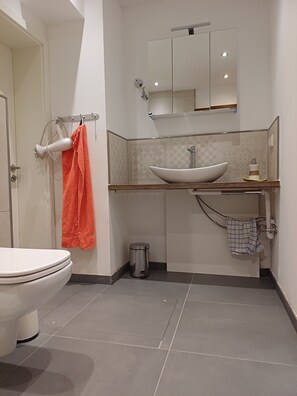 Dusj, hårføner, håndklær og såpe