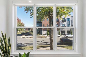 A window with a view of a street and buildings. - G St Loft, Downtown Bentonville (Bentonville)