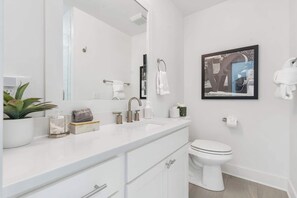 Shower, hair dryer - G St Loft, Downtown Bentonville (Bentonville)