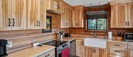 Hytte, 4 soverom | Eget kjøkken | Kjøleskap, ovn, kaffetrakter/tekoker og brødrister