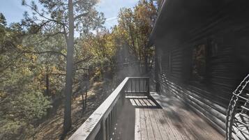 Cabin, 4 Bedrooms | Teres/patio