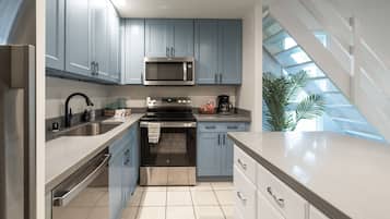 Condo, 1 Bedroom | Private kitchen | Fridge, oven, coffee/tea maker, toaster
