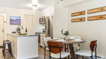 Bloc d'apartaments, 2 dormitoris | Servei de restauració