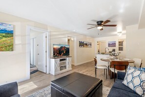 Apartment, 2 Schlafzimmer | Wohnbereich