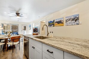 Condo, 2 habitaciones | Cocina privada | Refrigerador, horno, cafetera y tetera y tostadora 